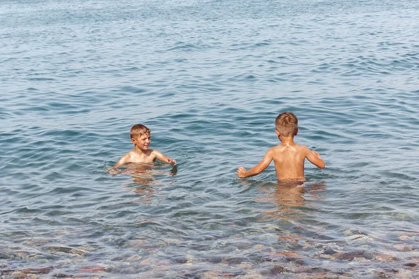 Jongens Zwemmen Aan Kust — Stockfoto