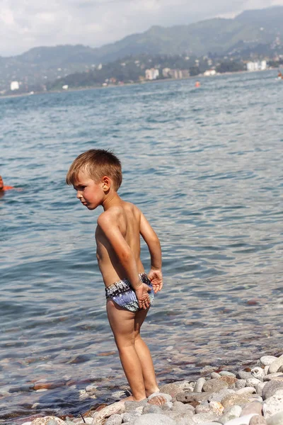 Niños Nadando Orilla Del Mar — Foto de Stock