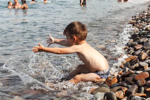 Niños Nadando Orilla Del Mar — Foto de Stock