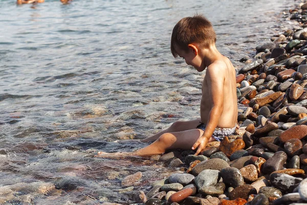 海岸で泳いでいる少年たち — ストック写真