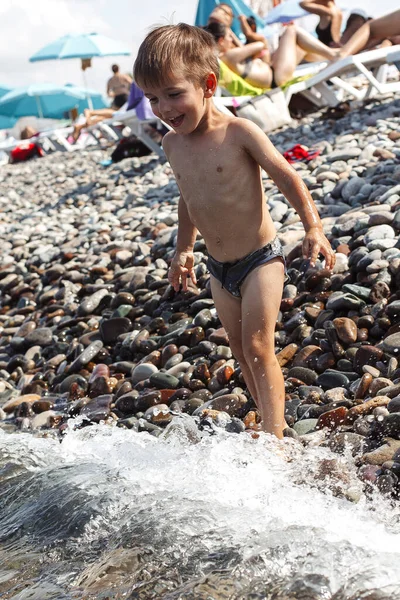 Niños Nadando Orilla Del Mar — Foto de Stock