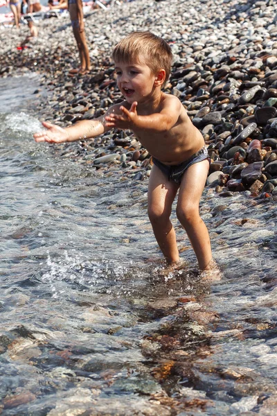 Jongens Zwemmen Aan Kust — Stockfoto