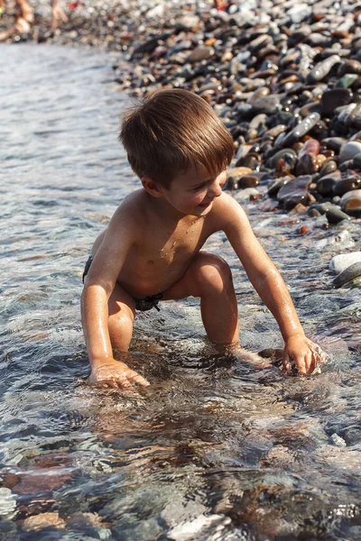 海岸で泳いでいる少年たち — ストック写真