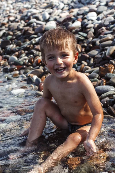 Jongens Zwemmen Aan Kust — Stockfoto