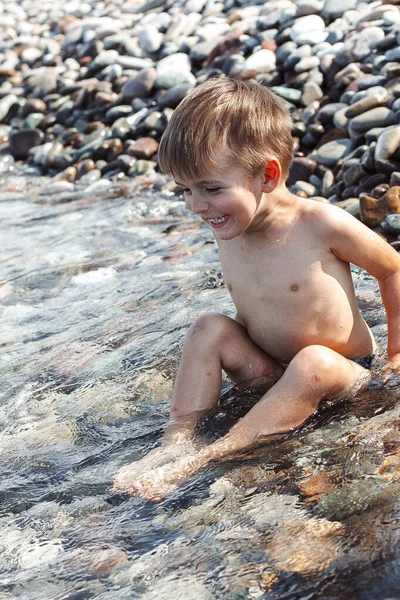 Chłopcy Pływający Brzegu Morza — Zdjęcie stockowe