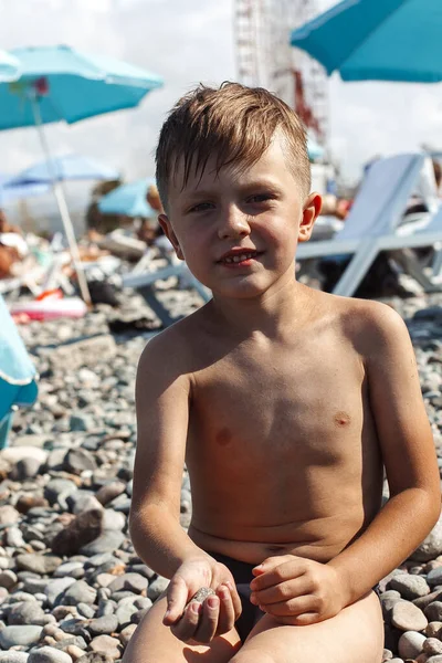 Ragazzi Che Nuotano Sulla Spiaggia — Foto Stock