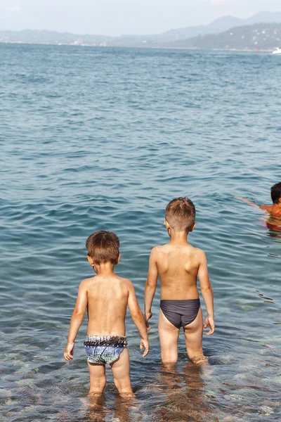 Niños Nadando Orilla Del Mar — Foto de Stock