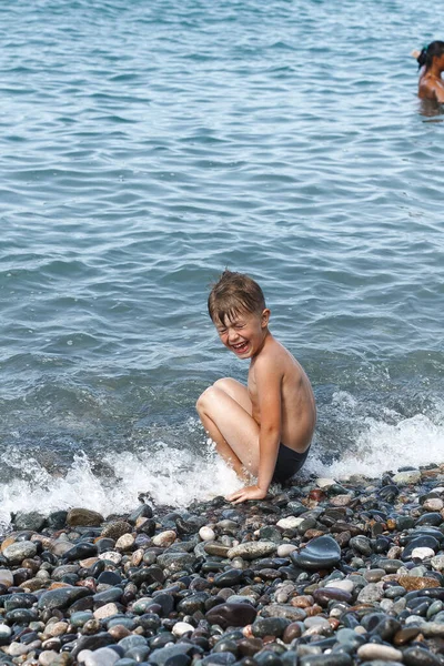 Ragazzini Che Nuotano Nelle Onde Del Mare — Foto Stock