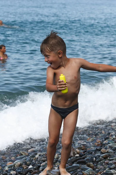 Μικρά Αγόρια Κολυμπούν Στα Κύματα Της Θάλασσας — Φωτογραφία Αρχείου