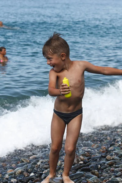 Kleine Jongens Zwemmen Golven Van Zee — Stockfoto