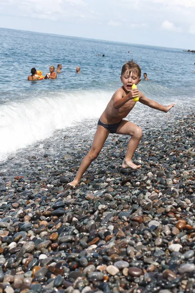 Kleine Jongens Zwemmen Golven Van Zee — Stockfoto