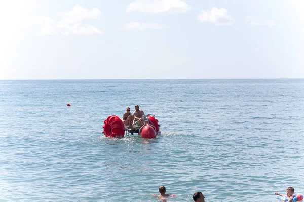 Famille Flottant Sur Catamaran Dans Mer — Photo