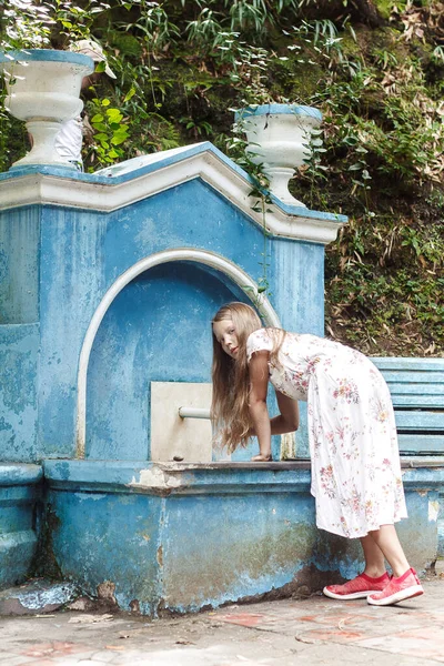 Mädchen Trinkt Wasser Aus Einer Quelle Einem Park — Stockfoto