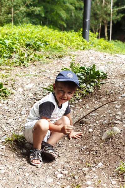 Μικρό Αγόρι Που Περπατά Ένα Πάρκο — Φωτογραφία Αρχείου