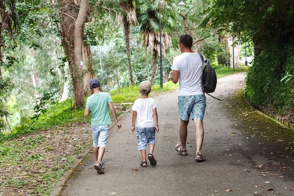 Babam Oğullarıyla Parkta Yürüyor — Stok fotoğraf