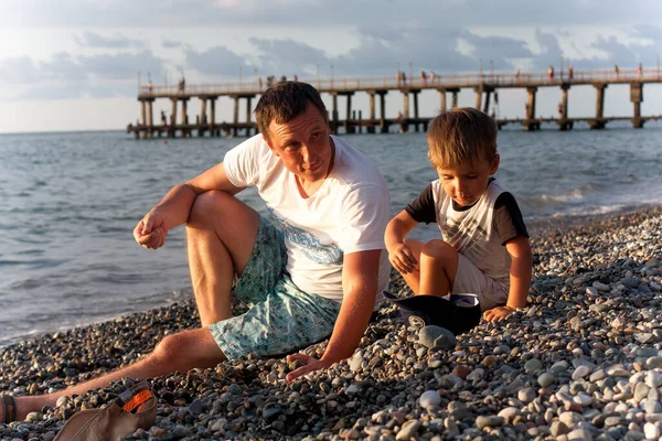 Μπαμπάς Γιο Του Κάθεται Στην Παραλία Ηλιοβασίλεμα — Φωτογραφία Αρχείου