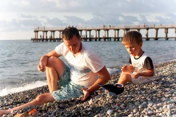 Baba Oğlu Gün Batımında Deniz Kıyısında Oturuyorlar — Stok fotoğraf