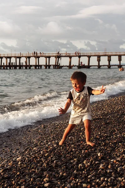 Mały Chłopiec Spacerujący Brzegu Zachodzie Słońca — Zdjęcie stockowe