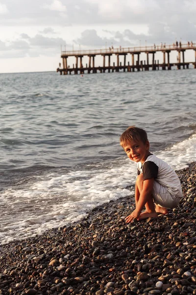Niño Pequeño Caminando Orilla Del Mar Atardecer — Foto de Stock