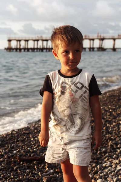 Niño Pequeño Caminando Orilla Del Mar Atardecer — Foto de Stock