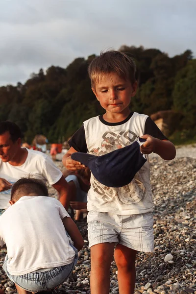 Liten Pojke Går Stranden Vid Solnedgången — Stockfoto