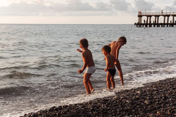 Niños Caminando Orilla Del Mar Atardecer — Foto de Stock