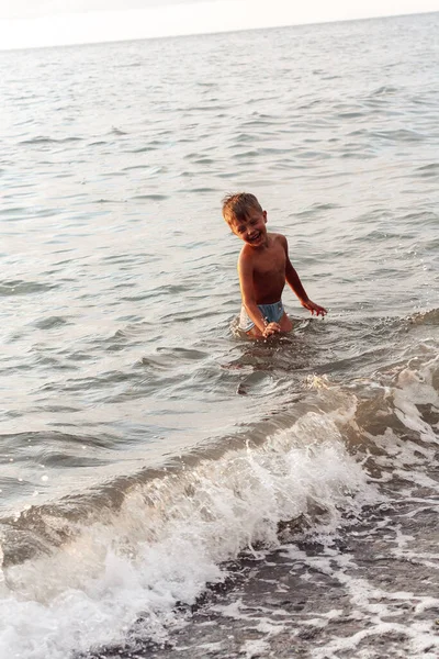 Mały Chłopiec Pływający Morzu Zachodzie Słońca — Zdjęcie stockowe