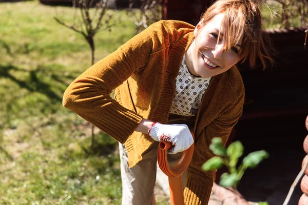 Mujer Plantando Flores Cerca Casa — Foto de Stock