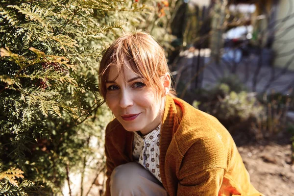 Mujer Plantando Flores Jardín — Foto de Stock