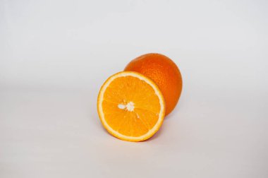 Beyaz arkaplanda kesme turuncusu