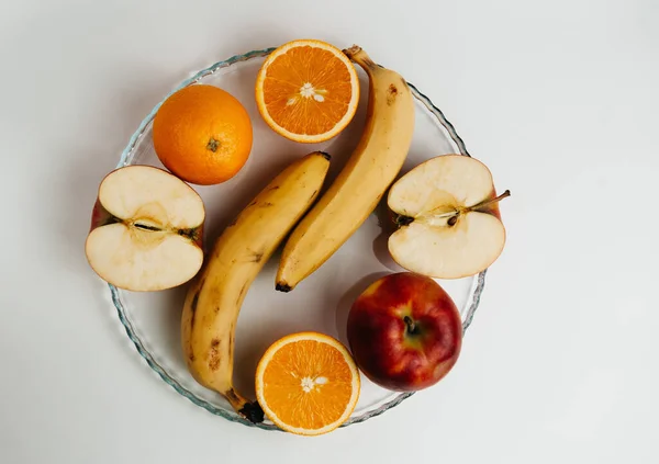 Frutas Uma Tigela Vidro Fundo Branco — Fotografia de Stock