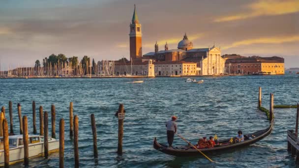 Venedig, italy.san giorgio maggiore insel, touristen auf einer gondel. — Stockvideo