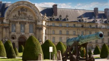 Les Invalides, Paris, Fransa 'nın önünde sigara içilen topçu birliği. Sinemagraf