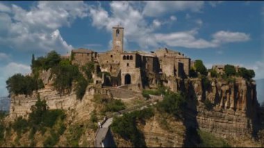 Ünlü Civita di Bagnoregio, Lazio, Italya 'nın güzel panoramik manzarası.