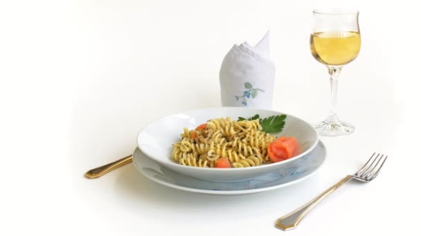 Zubereiteter Tisch, Tischdekoration, Glas Weißwein, Gericht mit Pasta und Lachs — Stockvideo