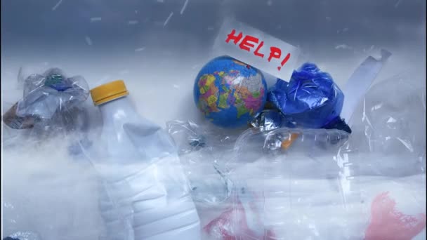 Plastic Bottles Frozen Dalam konsep polusi kabut. Cinemagraph — Stok Video