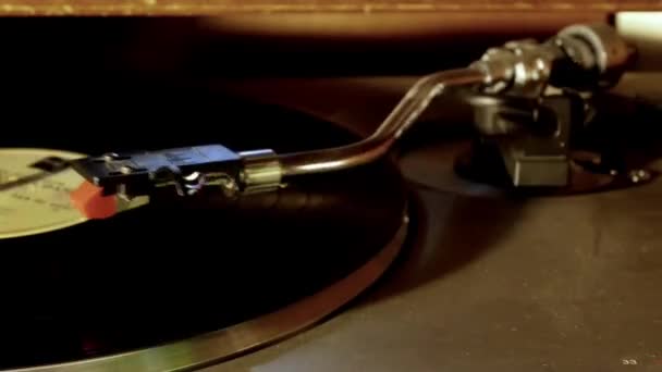 Tourne-disque vinyle. Le bras droit sur un disque vinyle . — Video