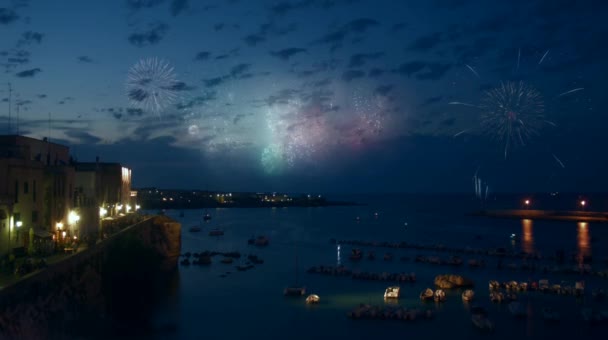 Det är en film. Fyrverkerier och nattutsikt över hamnen i Otranto, södra Italien — Stockvideo