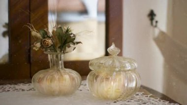 Romantik bir sahne. Bir mum yakın. Lüks cam bir vazoda titreşiyor..