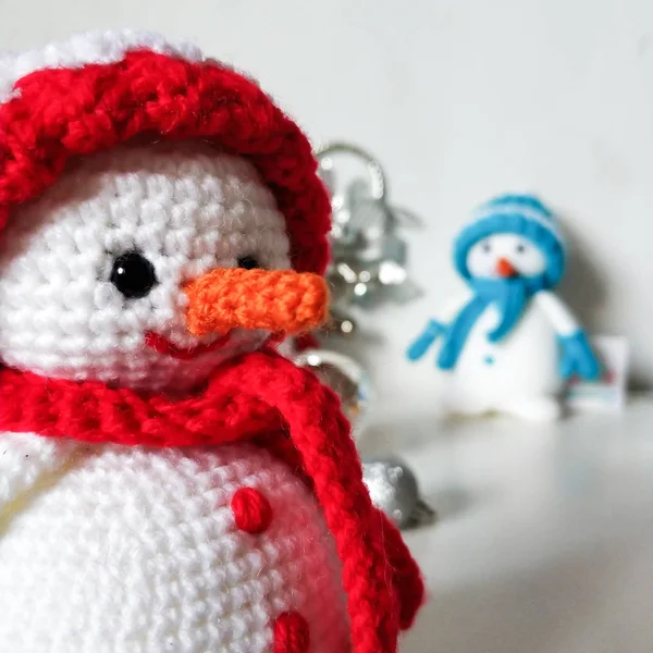 Knitted snowman toy Christmas gift on light background — Stock Photo, Image