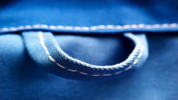 Schlaufe auf blauer Arbeitskleidung. Arbeitsbekleidung Naht Makronaht, Estrich, Textur — Stockfoto