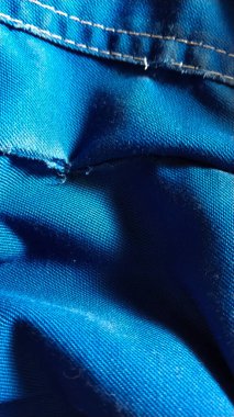 Eski üniformalı ve kot pantolonunda delikler var.