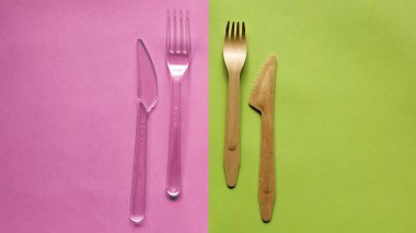 Plastik ve bambu ahşap çatal ve bıçak karşılaştırması. Çevre dostu tek kullanımlık çatal bıçak takımı. Çevreye önem vermek