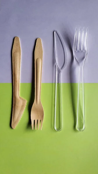 对比塑料和竹子木叉和刀刃 环保即弃餐具 — 图库照片