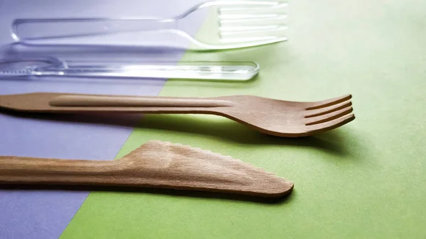 对比塑料和竹子木叉和刀刃 环保即弃餐具 — 图库照片