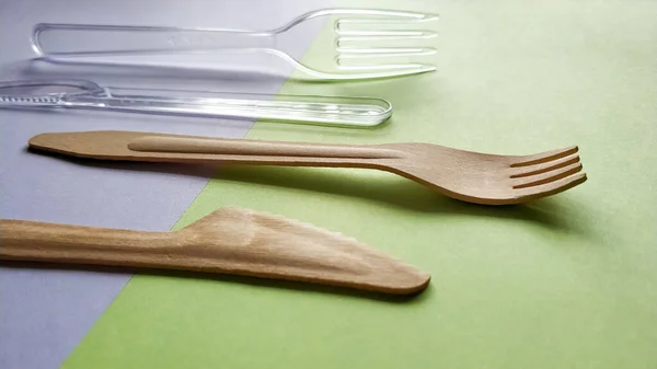 塑料和竹子木叉与刀刃的比较 环保即弃餐具 关心环境问题 — 图库照片