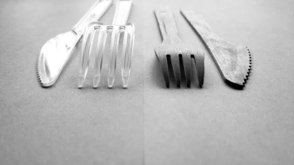 把塑料和竹子 木叉和刀叉作对比 环保即弃餐具 — 图库照片