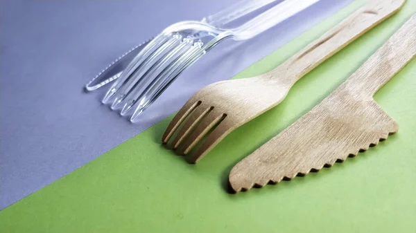 Confronto Tra Forchetta Coltello Plastica Bambù Posate Monouso Ecologiche Tutela — Foto Stock