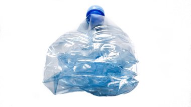 Buruşmuş plastik şişe su içmek için beyaz arka planda izole edilir. Ekoloji, geri dönüşümler, atık ayıklama