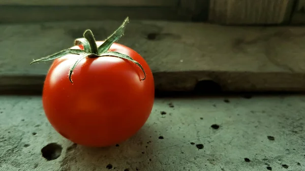 Rote Reife Kirschtomate Mit Einem Grünen Blatt Stecklinge Auf Einem — Stockfoto